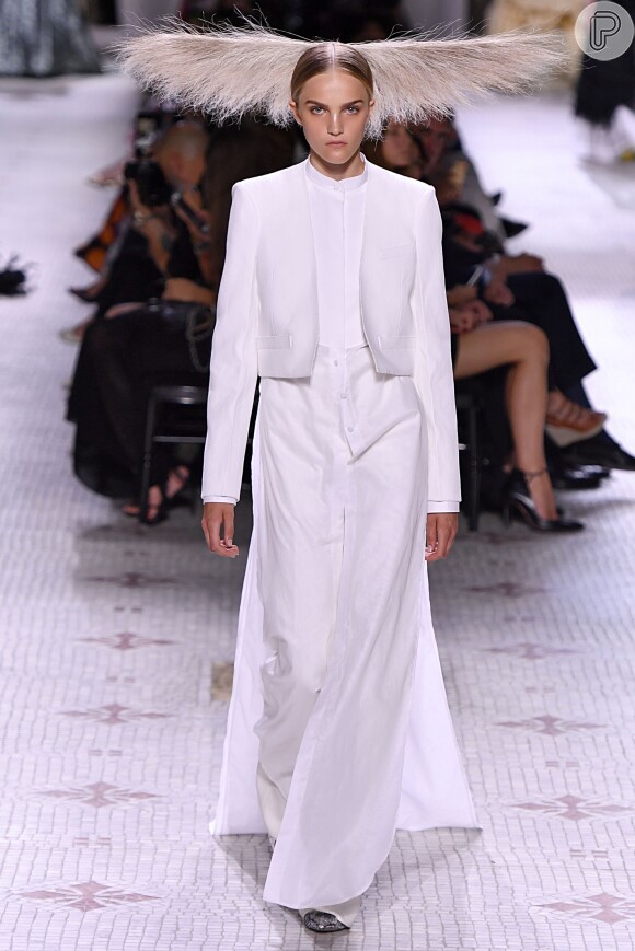 Fraque em branco da Givenchy promete agradar às noivas que buscam um look que vai além do vestido