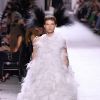 Plumas no look da Givenchy, o efeito é tendência nas passarelas
