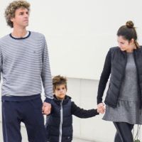 Filho de Gustavo Kuerten esbanja estilo e rouba a cena em passeio com os pais