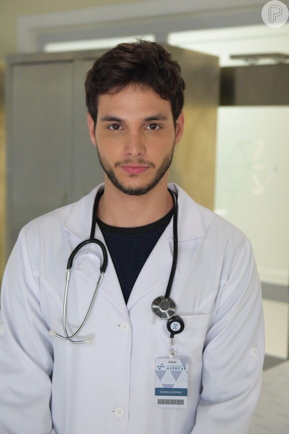 Na novela 'Topíssima', Edison (Bruno Guedes) se desespera ao notar que está preso em uma enfermaria de hospital no capítulo de segunda-feira, 15 de julho de 2019