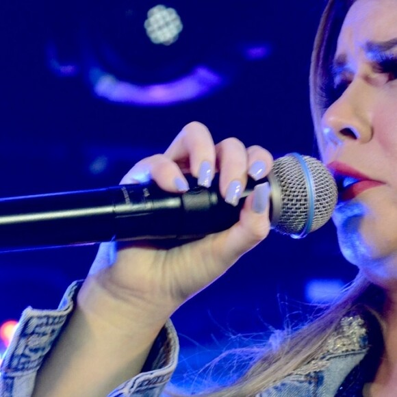 Marilia Mendonça coloriu as unhas de lilás para show em São Paulo