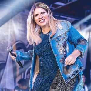 Marília Mendonça chamou atenção com look curto repleto de brilho em show