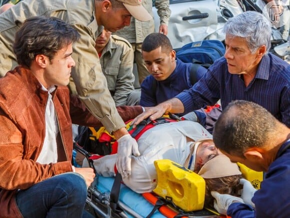 Cláudio (José Mayer) e Enrico (Joaquim Lopes) se encontram e vêem Beatriz (Suzy Rêgo) sendo levada ao hospital