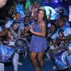 Aline Riscado deu show de samba à frente dos ritmistas da Vila Isabel
