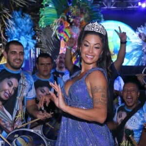 Aline Riscado deu show de samba à frente dos ritmistas da Vila Isabel