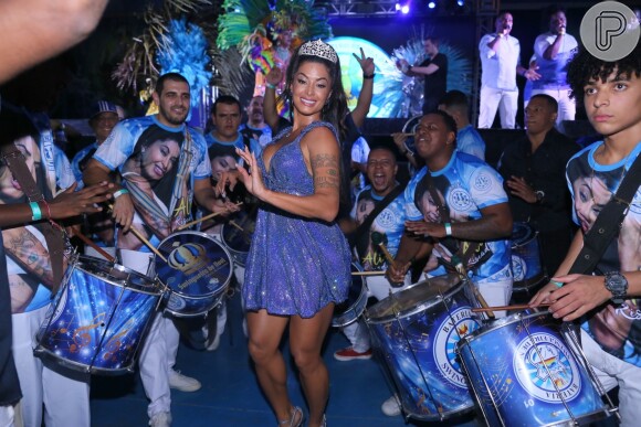 Aline Riscado deu show de samba à frente dos ritmistas da Vila Isabel