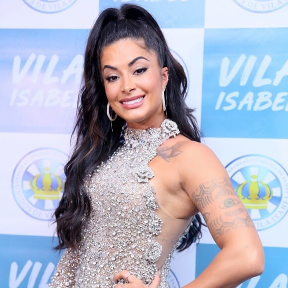 Aline Riscado está feliz em assumir posto deixado por Sabrina Sato