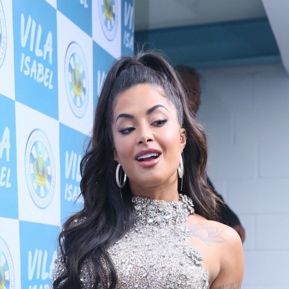 Aline Riscado mantém boa forma para brilhar como rainha de bateria da Unidos de Vila Isabel