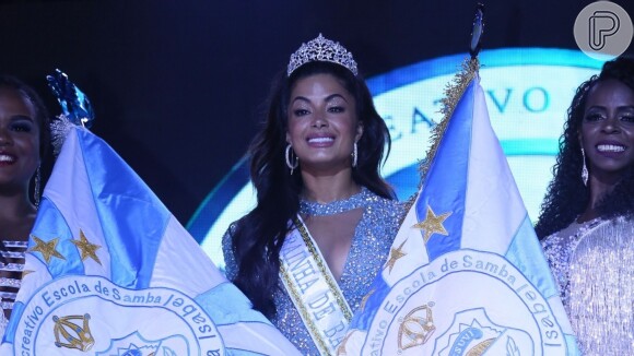 Aline Riscado foi coroada a nova rainha de bateria da Vila Isabel na madrugada deste domingo, 14 de julho de 2019
