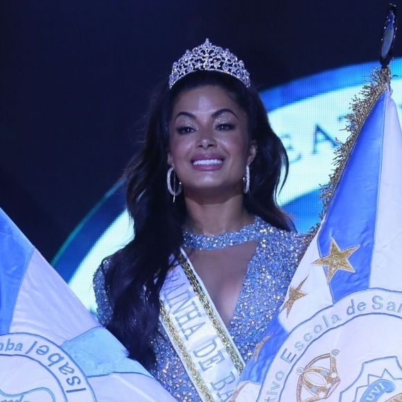 Aline Riscado foi coroada a nova rainha de bateria da Vila Isabel na madrugada deste domingo, 14 de julho de 2019
