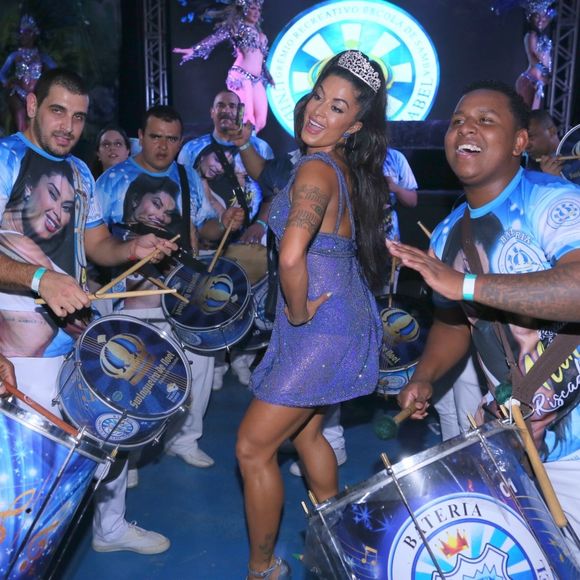 Aline Riscado foi aclamada rainha pela comunidade da Vila Isabel