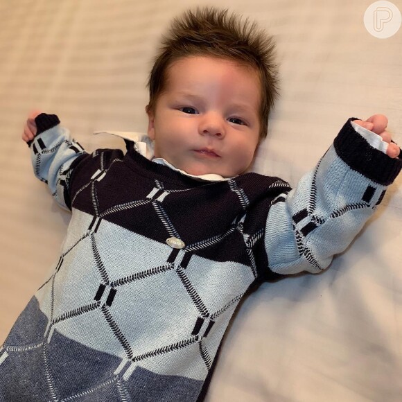 Filho caçula de Matheus e Paula Aires, João Pedro, de 4 meses, chama atenção pela fofura e quantidade de cabelo