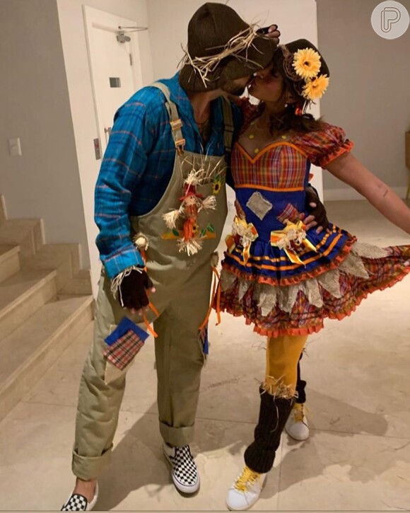 Anitta e Pedro Scooby já apareceram com looks combinando na festa junina organizada pela cantora