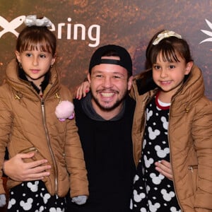 Bruno, do KLB, levou as sobrinhas gêmeas, Maya e Kiara, de 5 anos, à pré-estreia do filme 'O Rei Leão'