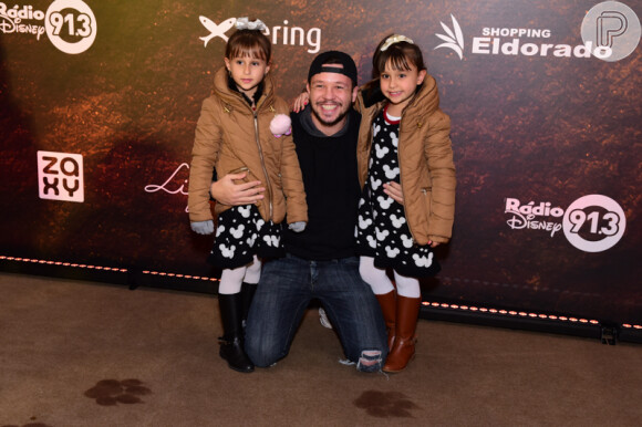 Bruno, do KLB, levou as sobrinhas gêmeas, Maya e Kiara, de 5 anos, à pré-estreia do filme 'O Rei Leão'