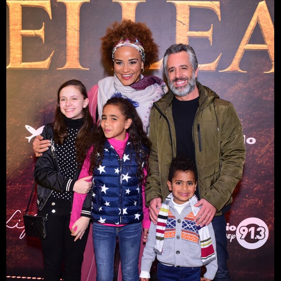 A cantora Luciana Mello foi com o marido, Ike Levy, e os filhos, Nina e Tony, à pré-estreia do filme 'O Rei Leão'