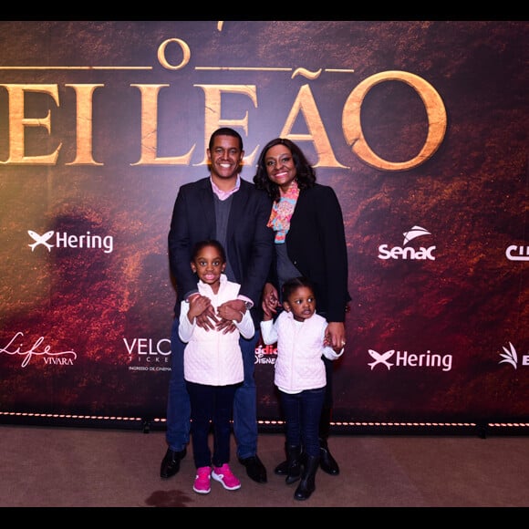 Pré-estreia do filme 'O Rei Leão' foi prestigiada pela jornalista Joyce Ribeiro, com o marido, Luciano Machado, e as filhas, Malu e Lorena