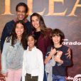 Pré-estreia do filme 'O Rei Leão' foi prestigiada por Jairzinho com a mulher, Tania Khalile as filhas, Isabella e Laura.