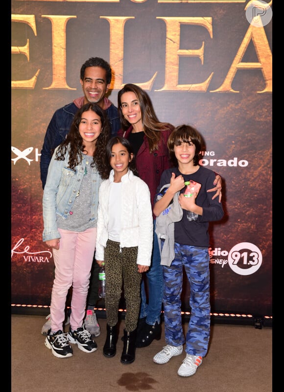 Pré-estreia do filme 'O Rei Leão' foi prestigiada por Jairzinho com a mulher, Tania Khalile as filhas, Isabella e Laura.