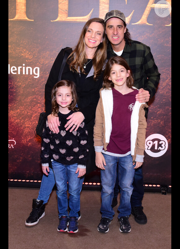 Pré-estreia do filme 'O Rei Leão' foi prestigiada pelo ex-tenista Fernando Meligeni, a mulher, Carol Hubner, e os filhos, Gael e Alice