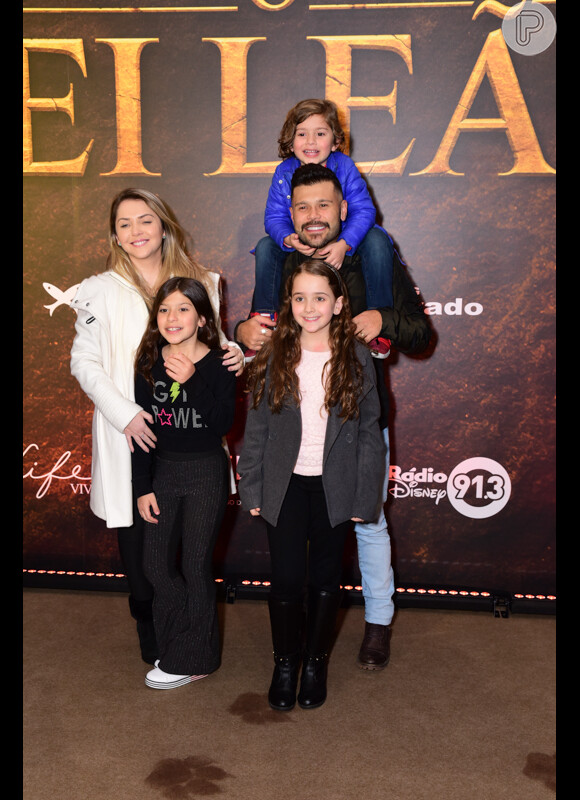 Dupla de Belutti, Marcos foi com a mulher, Lu Marchioto, e filhos Lizandra e Léo Marcos à pré-estreia do filme 'O Rei Leão'