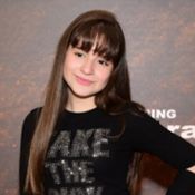 Sophia Valverde escolhe jeans destroyed para pré-estreia com filhos de famosos