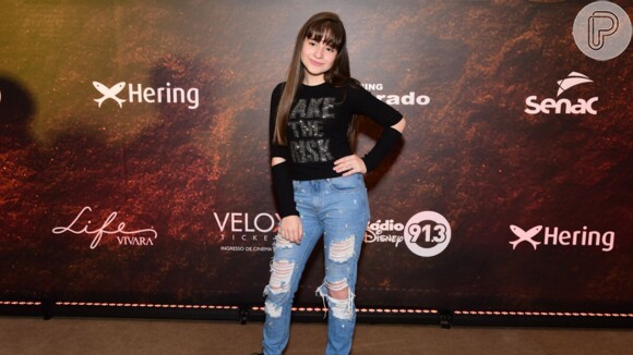 Sophia Valverde escolheu um jeans destroyed para a pré-estreia do filme 'O Rei Leão'