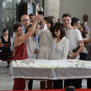 Velório de Marcelo Rezende teve brinde da família e emoção dos fãs