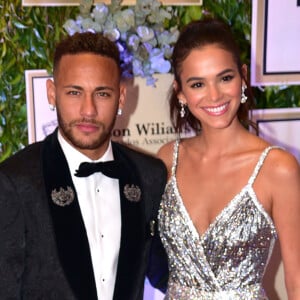 Neymar chama atenção na web ao mostrar nova boneca de jogo: 'É a Marquezine'