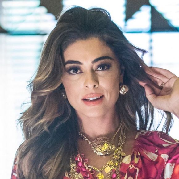 Maria da Paz (Juliana Paes) ouve Josiane (Agatha Moreira) com Régis (Reynaldo Gianecchini) na novela 'A Dona do Pedaço'