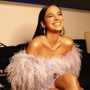 Bruna Marquezine dobrou as pernas para trás e colocou os pés na altura do quadril