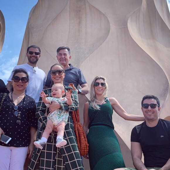 Sabrina Sato está de férias em Barcelona com os pais, Kika e Omar, o irmão, Karin, a cunhada, Gabi Paludeto, o noivo, Duda Nagle, e a filha, Zoe