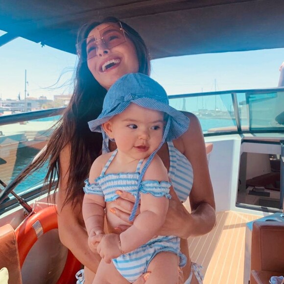 Sabrina Sato não dispensa looks fashionistas para a bebê nem no beachwear