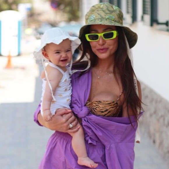 Sabrina Sato veste a filha, Zoe, com look dado por Ivete Sangalo neste sábado, dia 20 de julho de 2019