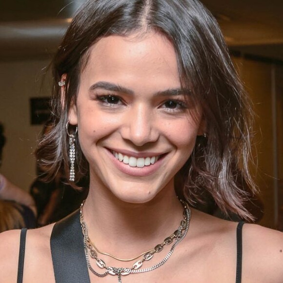 Bruna Marquezine deixou a sofisticação de lado e mostrou alegria ao almoçar uma comida caseira, preparada por sua mãe neste domingo, 21 de julho de 2019