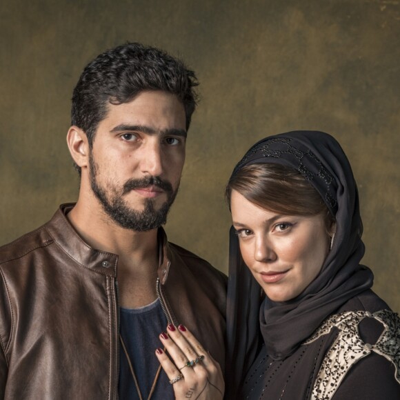 Jamil (Renato Góes) e Dalila (Alice Wegmann) se casam na novela 'Órfãos da Terra'