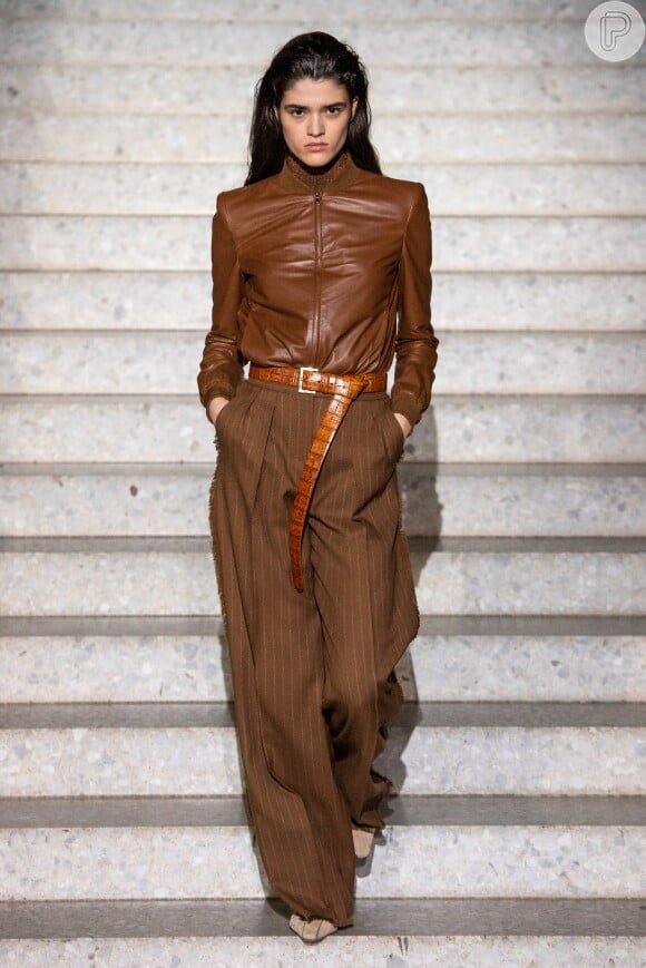 Calça pantalona: em look monocromático com jaqueta de couro, da coleção resort da Max Mara