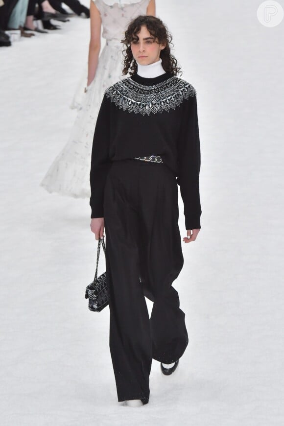 Calça pantalona pronta para a neve, com botas e gola rolê, no look de ivnerno da Chanel