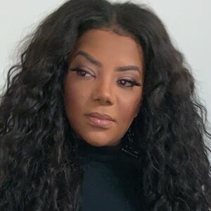 Ludmilla está sempre inovando. Em foto, a funkeira aparece com peruca lace cacheada superlonga