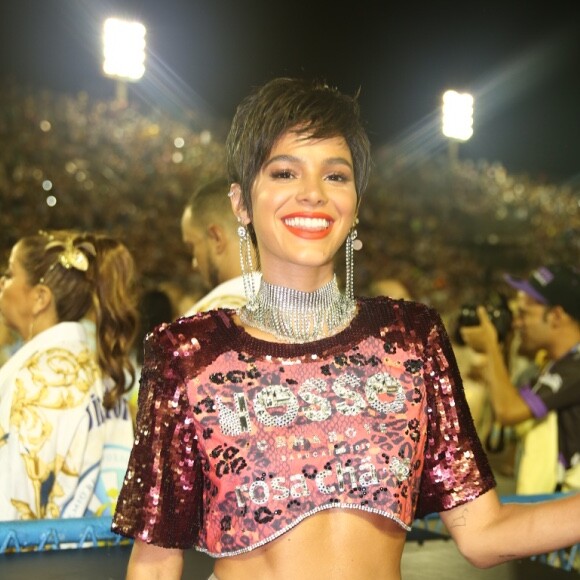 Bruna Marquezine chamou atenção ao curtir camarote da sapucaí, no Carnaval, com peruca lace joãozinho