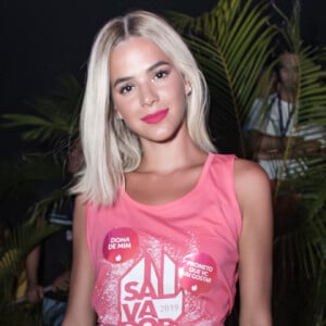 Bruna Marquezine também já ficou loira! Em Carnaval de Salvador, a atriz combinou a lace platinada com look mood ciclista