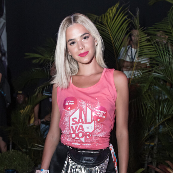 Bruna Marquezine também já ficou loira! Em Carnaval de Salvador, a atriz combinou a lace platinada com look mood ciclista