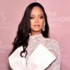 Rihanna é adepta da peruca lace como truque de beleza