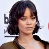 Rihanna varia cor e comprimento de suas perucas lace