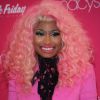 Nicki Minaj chama atenção com lace colorida em tom de loiro e pink