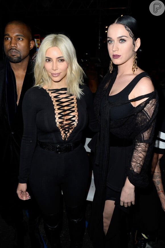Kim Kardashian usam laces imperceptíveis e sempre confunde os internautas