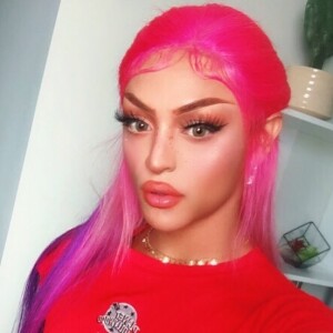 Pabllo Vittar surge com lace degradê nas cores pink, lilás e roxo