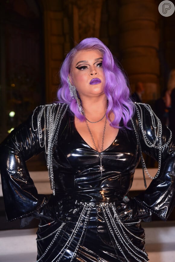 Preta Gil usou lace de cor lilás para o baile Dark Side of Beauty, festa de Halloween realizada em São Paulo em outubro de 2019