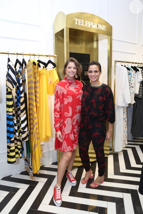 Agatha Moreira e Nanda Costa posam juntas em evento fashion