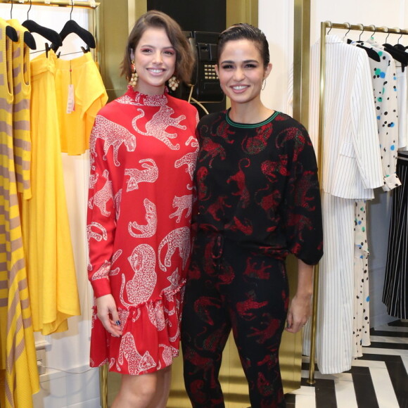 Agatha Moreira e Nanda Costa posam juntas em evento fashion
